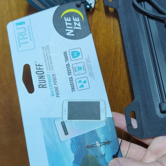 Nite Ize Waterproof Phone Pouch - Picture 6 of 13